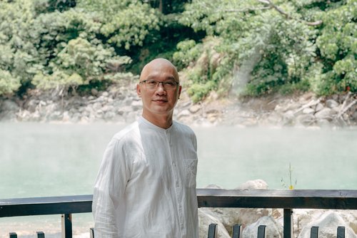 Xianning Mao, the owner of Hot Spring Flower Workshop, has devoted himself to the research of hot spring flower for many years, making It, once regarded as a waste product, the most sustainable souvenir in Beitou.