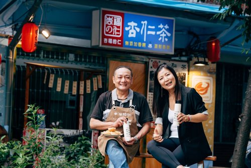 The owner of Apricot Bliss, Mr. Hsieh, recreates the warm memories of childhood with a bottle of rich almond tea.