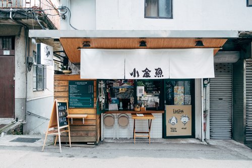 Little Goldfish Café adopts white as the main color tone, adding a touch of coolness to the summer vision.