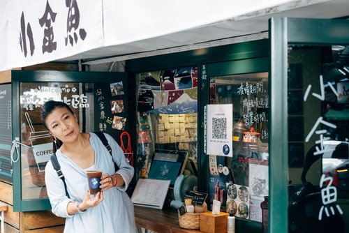 When passing by Little Goldfish Café, taking a cup of coffee home is a daily routine for local people.