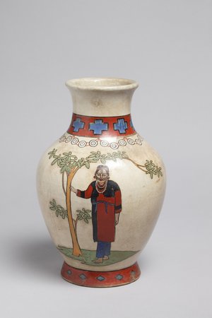 In addition to the monochrome glaze form on Beitou-yaki, there are also some works with graceful painting on them, such as the Beitou-yaki glazed vase with Sedek women shown here. 11x15.5cm. from the collection of Akihuei Bunka, reproduced from "The Story of Modern Ceramics in Taiwan" (Picture provided: 洪侃)