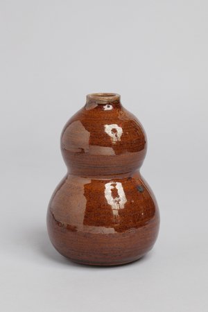 The delicate workmanship and beauty of the Beitou-yaki vessels have marked a new page in the Taiwanese porcelain industry. Pictured here is a Beitou-yaki gourd-shaped wine warming kettle with persimmon glaze, also an exhibit in the "Porcelain Source - Beitou-yaki Special Exhibition" at the Beitou Museum. 15.5 x 11 cm. in the collection of the Akihuei Collection, from "The Story of Modern Ceramics in Taiwan. (Picture provided: 洪侃)