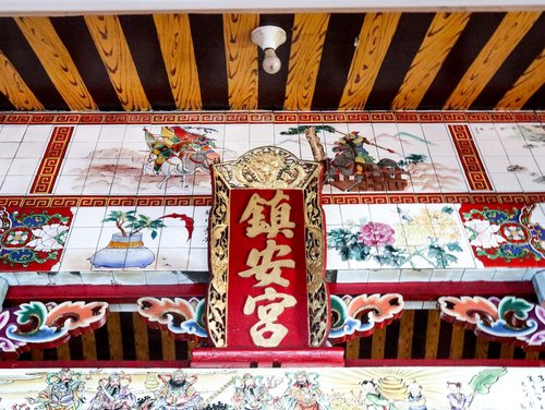 You can see the tiles painted with flowers, birds and stories of the Three Kingdoms in Beitou's Zhen-An Temple, and the bricks on the top wall are transfer tiles.(Picture provided：康鍩錫)