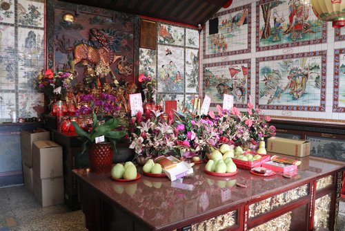 The tile painting in the main hall of the Beitou Fude Ancestral Hall in Tao-Yuan focuses on the theme of "teaching loyalty and advising filial piety".(Picture provided：康鍩錫)