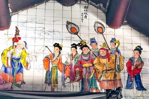 On the walls of Ji-Yin Temple in Beitou, you can see the elegant tile painting of "The Blessing of the Immortals".(Picture provided：康鍩錫)