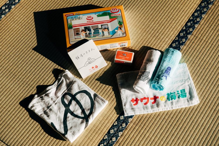 dato's private collection of sento props: BEAMS JAPAN co-branded Cow Style, Ume-yu and other sento towels, commemorative T-shirts with the word "ゆ" written by illustrator Yu Nagaba, sento map, and the Korean version of the bath LEGO and so on.