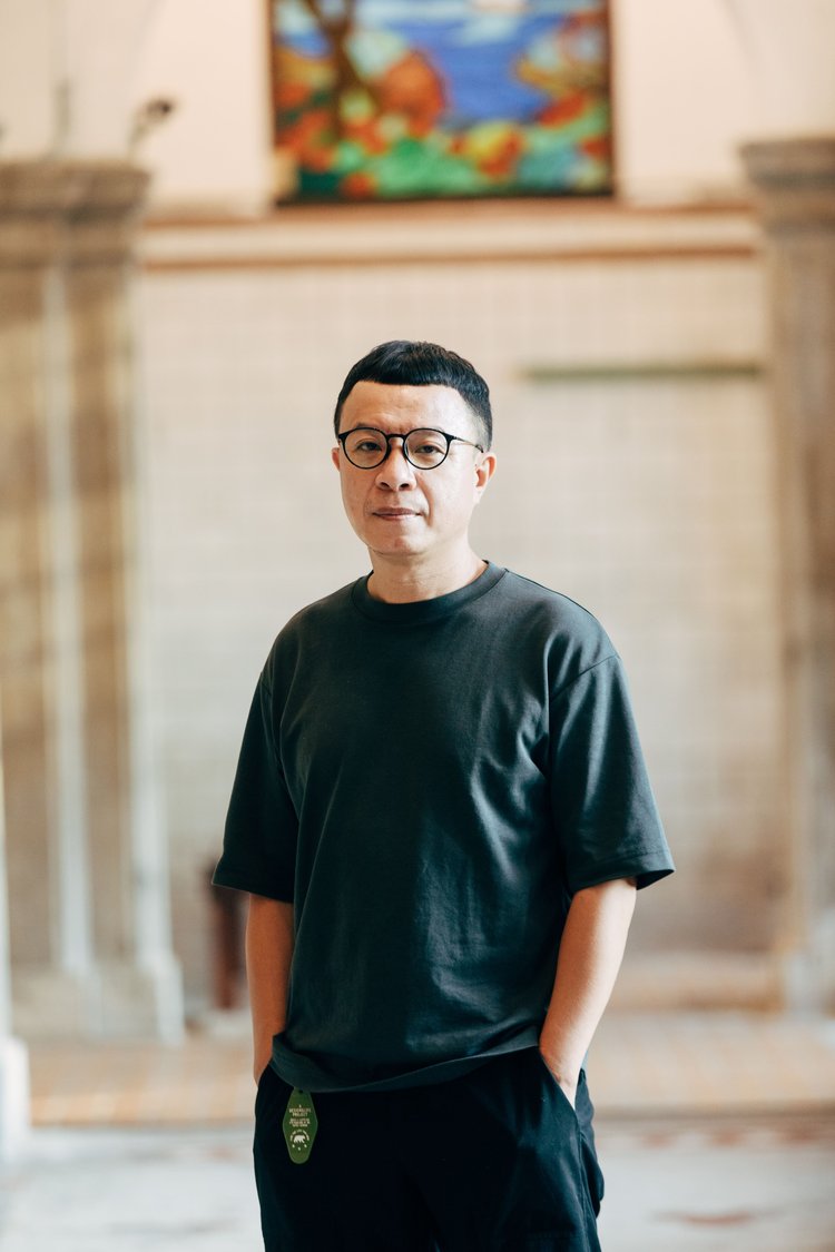 Profile／Hally Chen

出生台北，長年專事唱片美術設計，作品曾入圍「台灣金曲獎」、「美國IMA獨立音樂獎」。2008年開始為多本雜誌撰寫專欄，熱衷左手做設計執畫筆、右手拿相機寫文章。著有：《遙遠的冰果室》、《人情咖啡店》、《喫茶萬歲》。