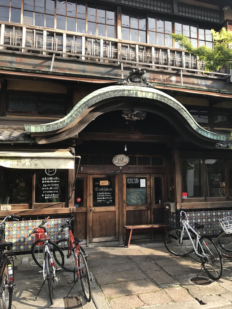 京都知名咖啡館「Cafe SARASA」由澡堂改建而成，是許多藝文人士鍾愛的處所，都市偵探自然也沒有錯過。
（圖片提供：李清志）